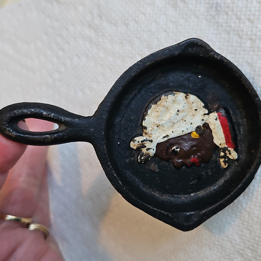 Set Of 2 Mini Cast Iron Decorative Skillets 60s Or 70s Vintage 1 Has Copywrite - Picture 4 of 6